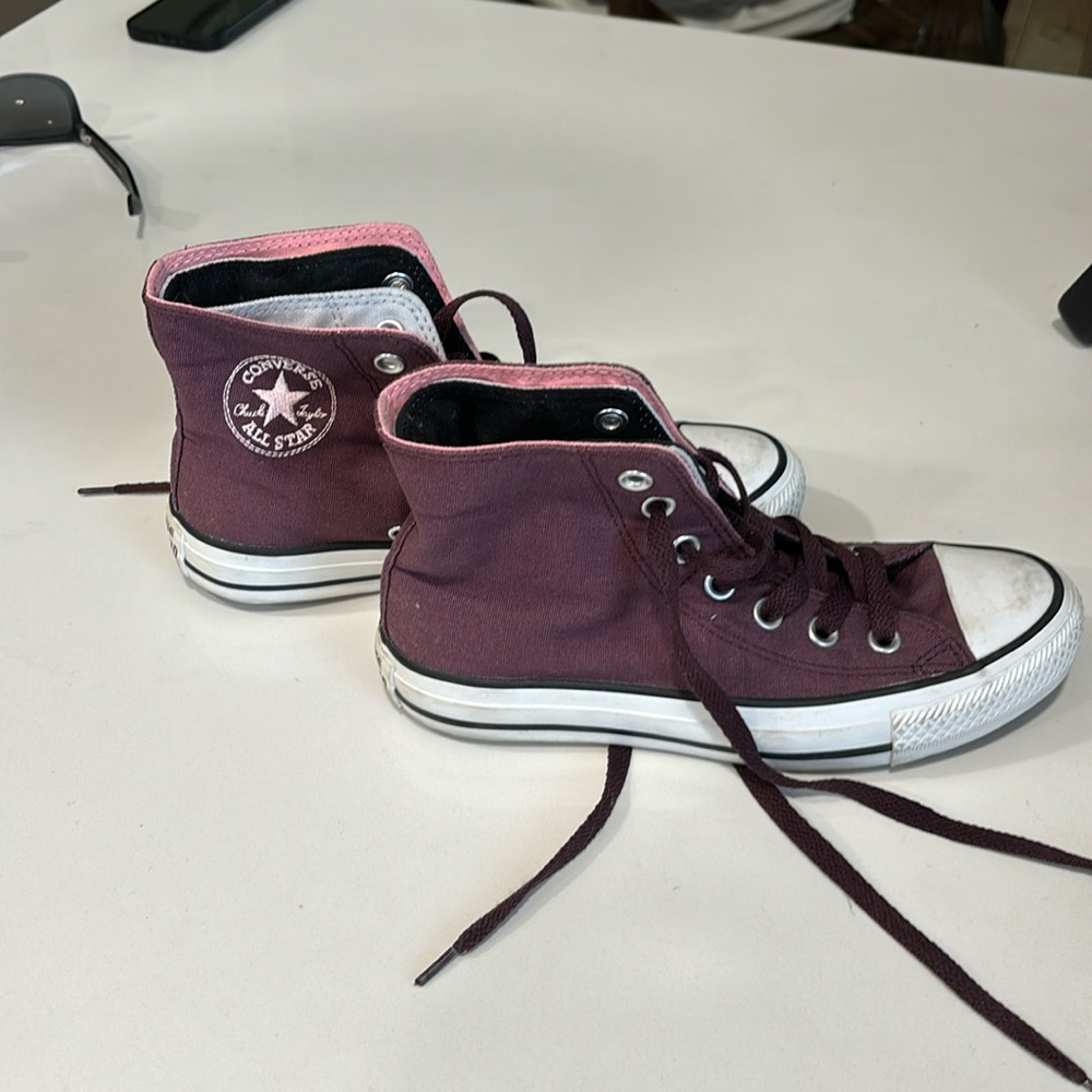 High top Converse. Girls size 4. Women’s size 6. Great condition